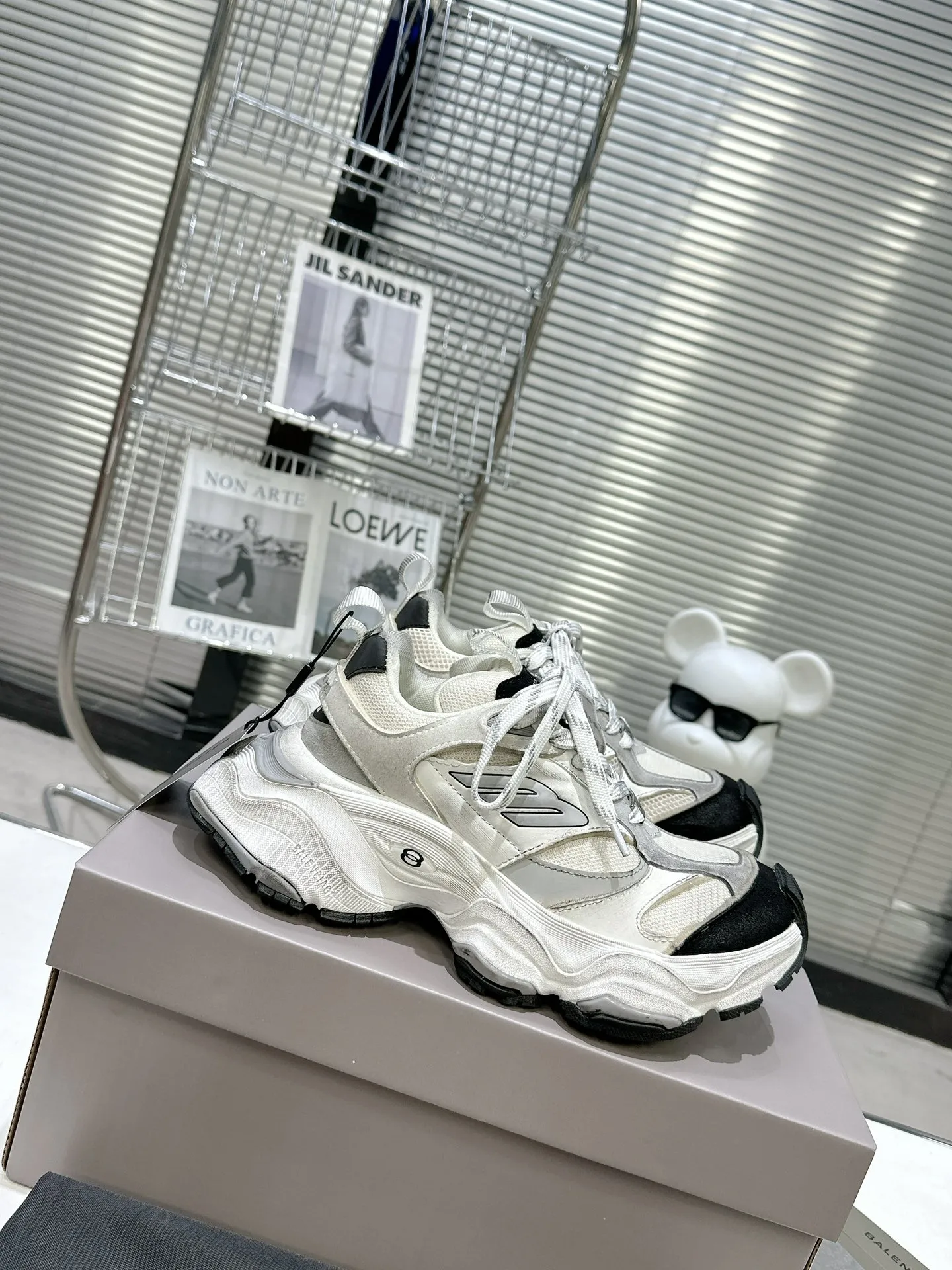 👟👟Ex-factory price 900👟👟 Balenciaga SUMMER 24 Cargo Sneaker Global Limited Edition (JDL) top version super hot! The ultimate secret of 6XL. With the release of Balenciaga's summer 24 series, the 6XL sneakers worn by Liu Haoran on the show once again became a fashion talking point. As soon as the show ended, many bloggers posted reviews of these shoes and comparisons with the 3XL. Looking closely at the whole shoe, there is a larger variant of the "B" logo and a smaller bright yellow as embellishment. The upper material is still normal leather + mesh. All pairs of original materials. Number of yards: 35-45 yards.